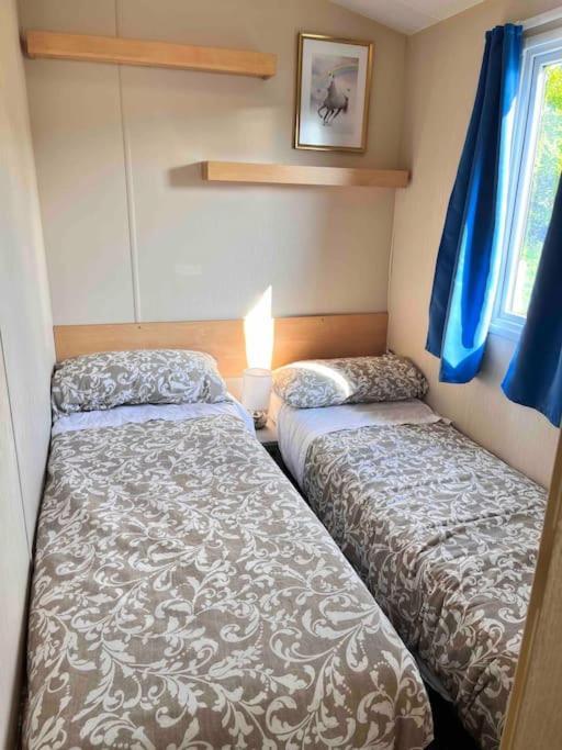 Lola'S Caravan. Your Home Away From Home. Parkeston Exteriör bild