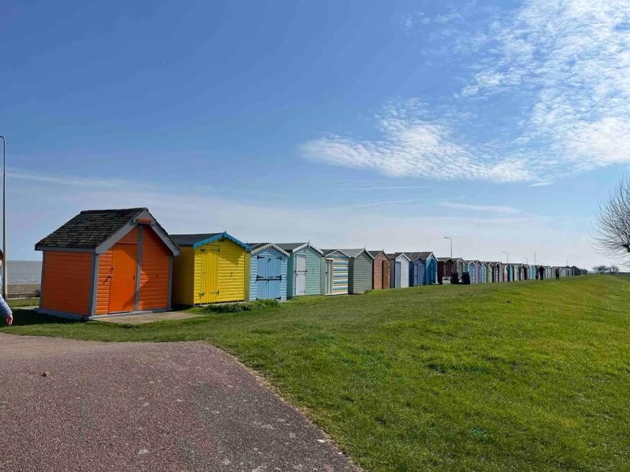 Lola'S Caravan. Your Home Away From Home. Parkeston Exteriör bild