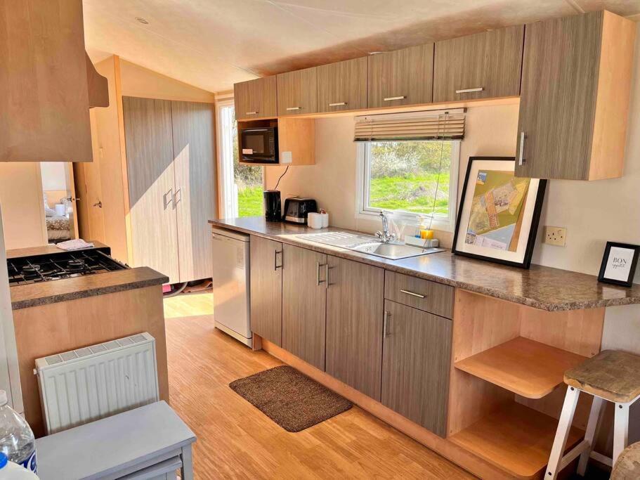 Lola'S Caravan. Your Home Away From Home. Parkeston Exteriör bild