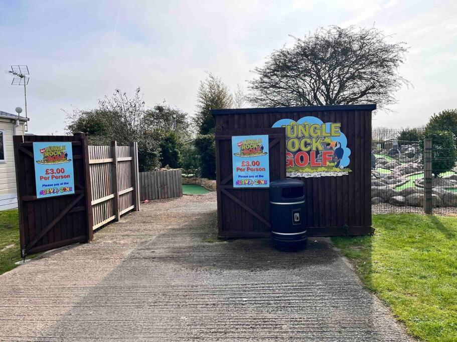 Lola'S Caravan. Your Home Away From Home. Parkeston Exteriör bild