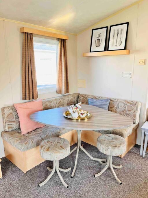 Lola'S Caravan. Your Home Away From Home. Parkeston Exteriör bild