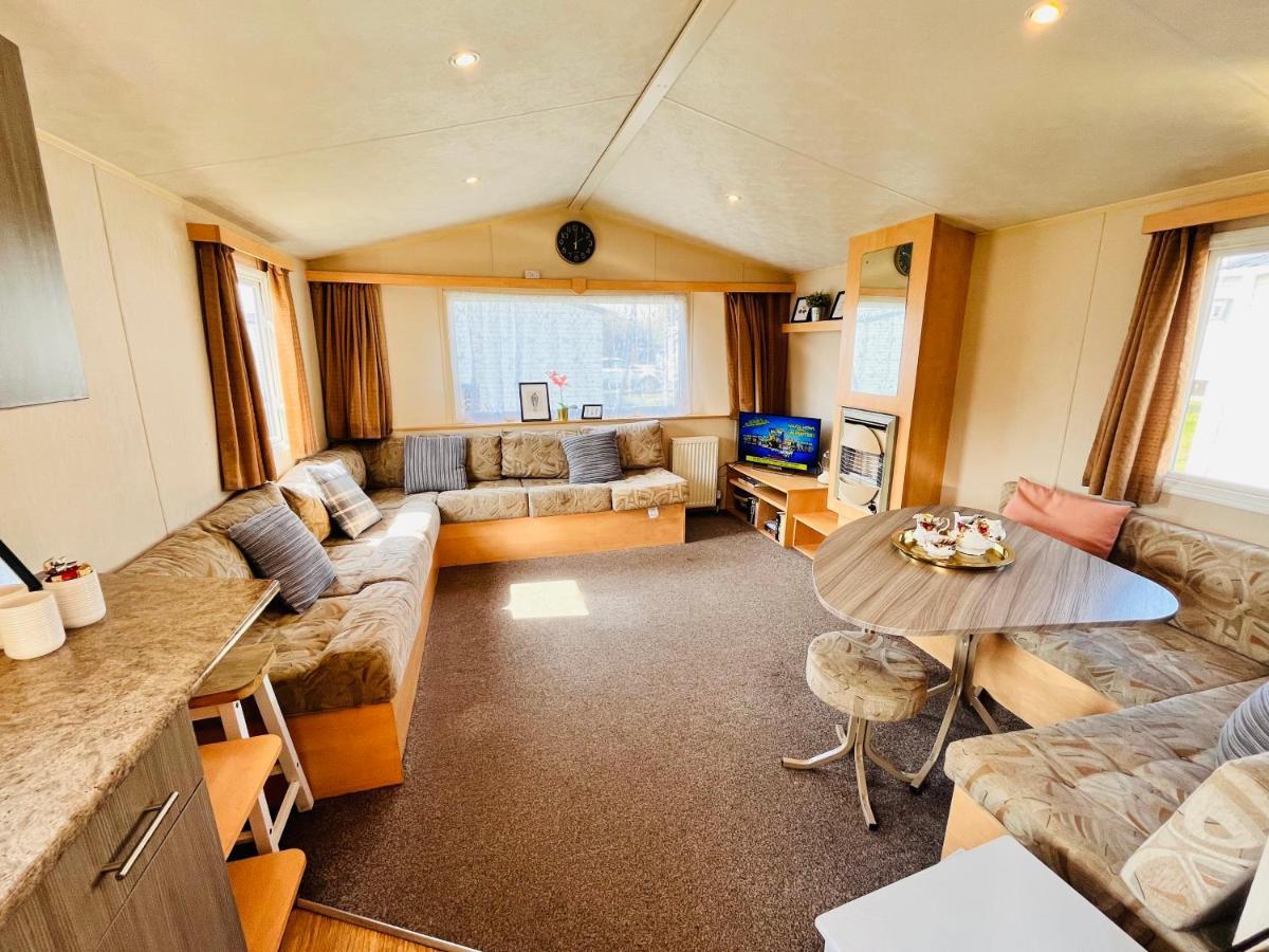 Lola'S Caravan. Your Home Away From Home. Parkeston Exteriör bild
