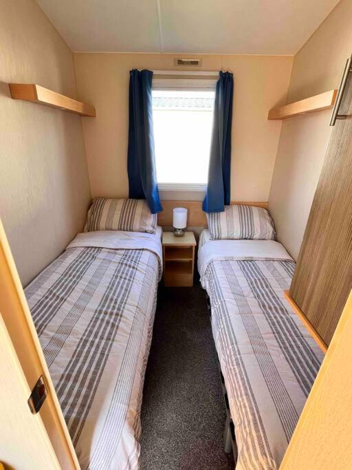 Lola'S Caravan. Your Home Away From Home. Parkeston Exteriör bild