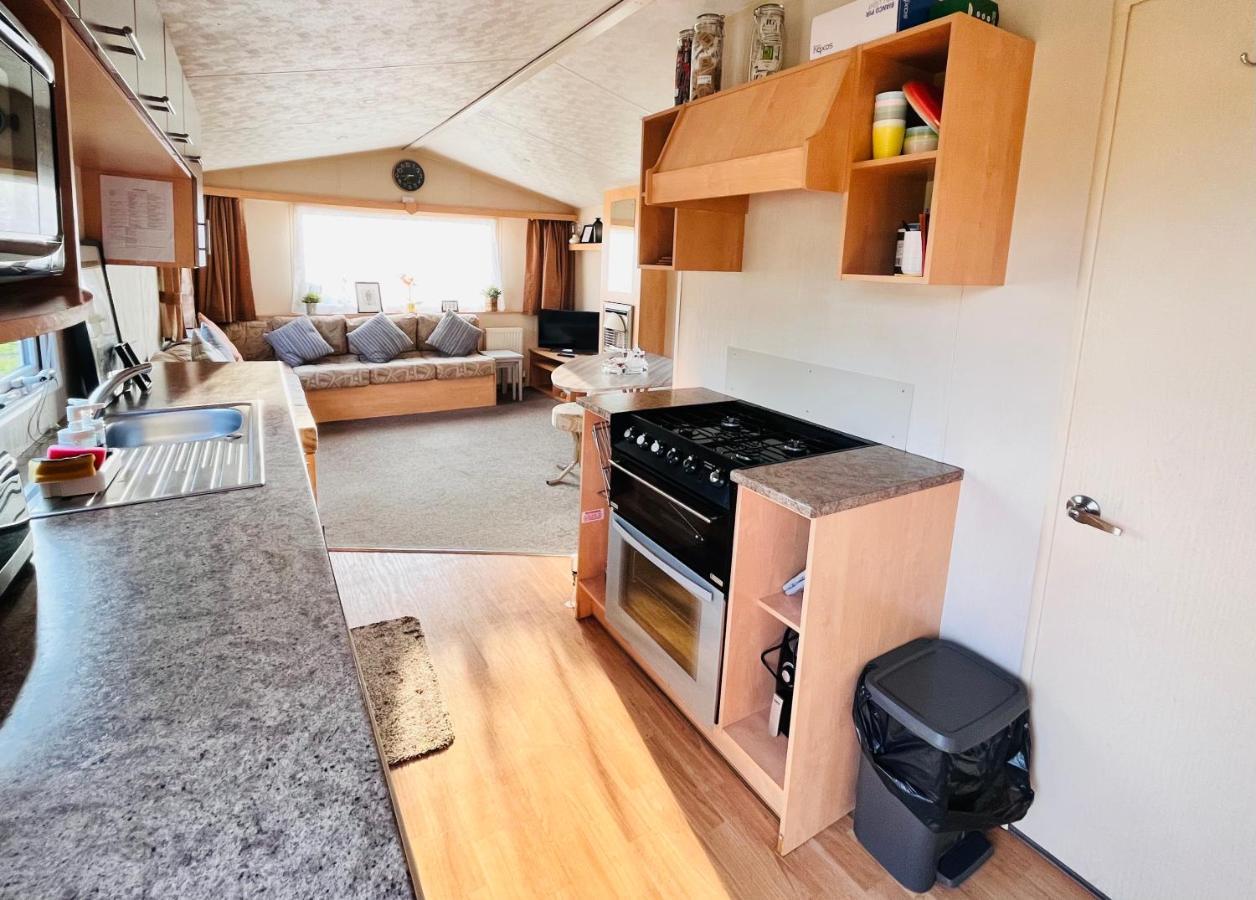 Lola'S Caravan. Your Home Away From Home. Parkeston Exteriör bild