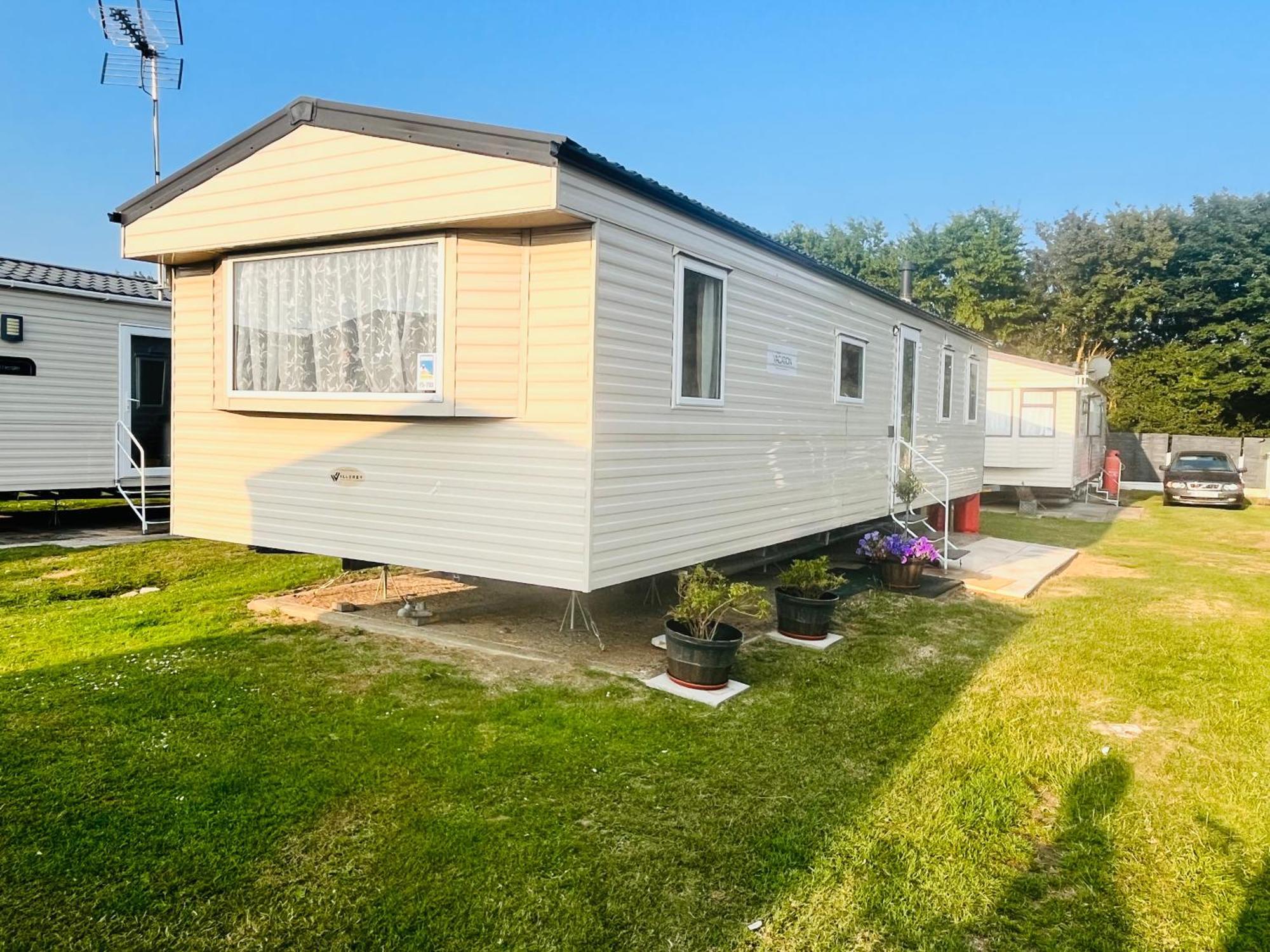 Lola'S Caravan. Your Home Away From Home. Parkeston Exteriör bild
